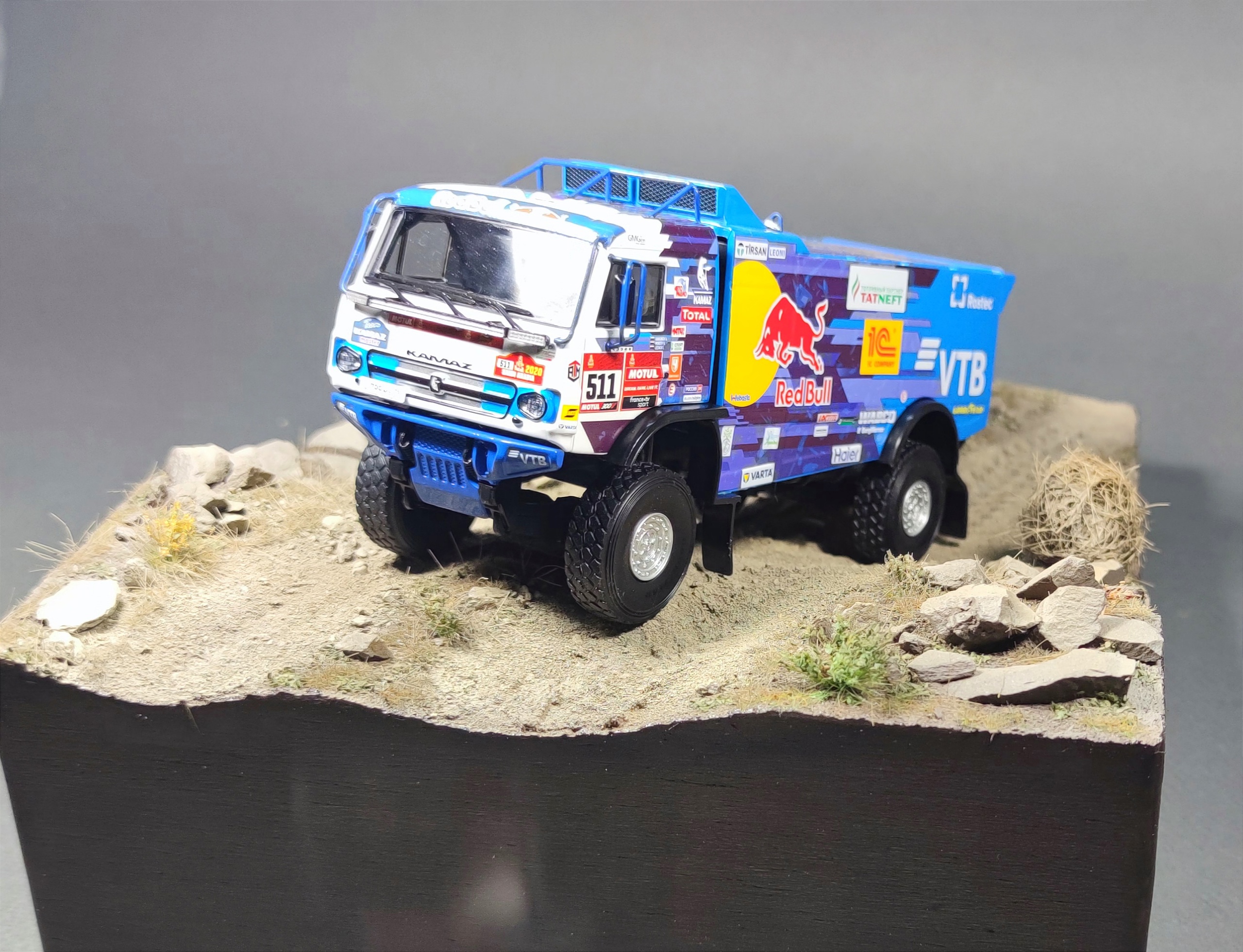 HE-43003 Подставка КамАЗ "Подъём" Ящерка в комплекте Размер 25*20