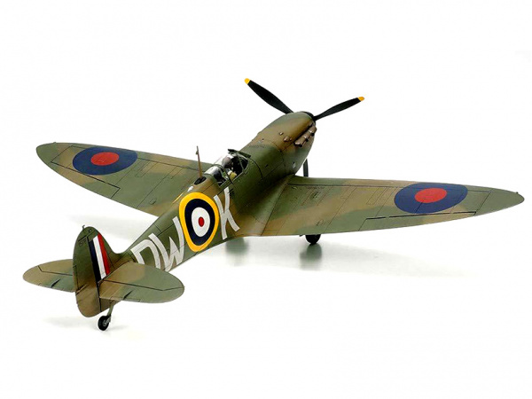 61119 SUPERMARINE SPITFIRE MK.I с фигурой пилота и набором фототравления. Tamiya