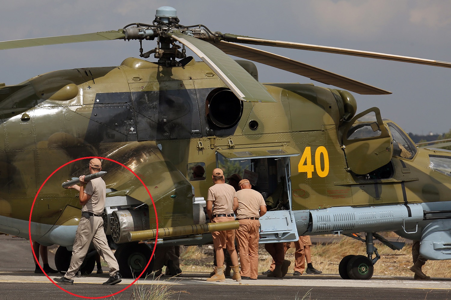 AM4886 Техник МИ-24П с нурсом