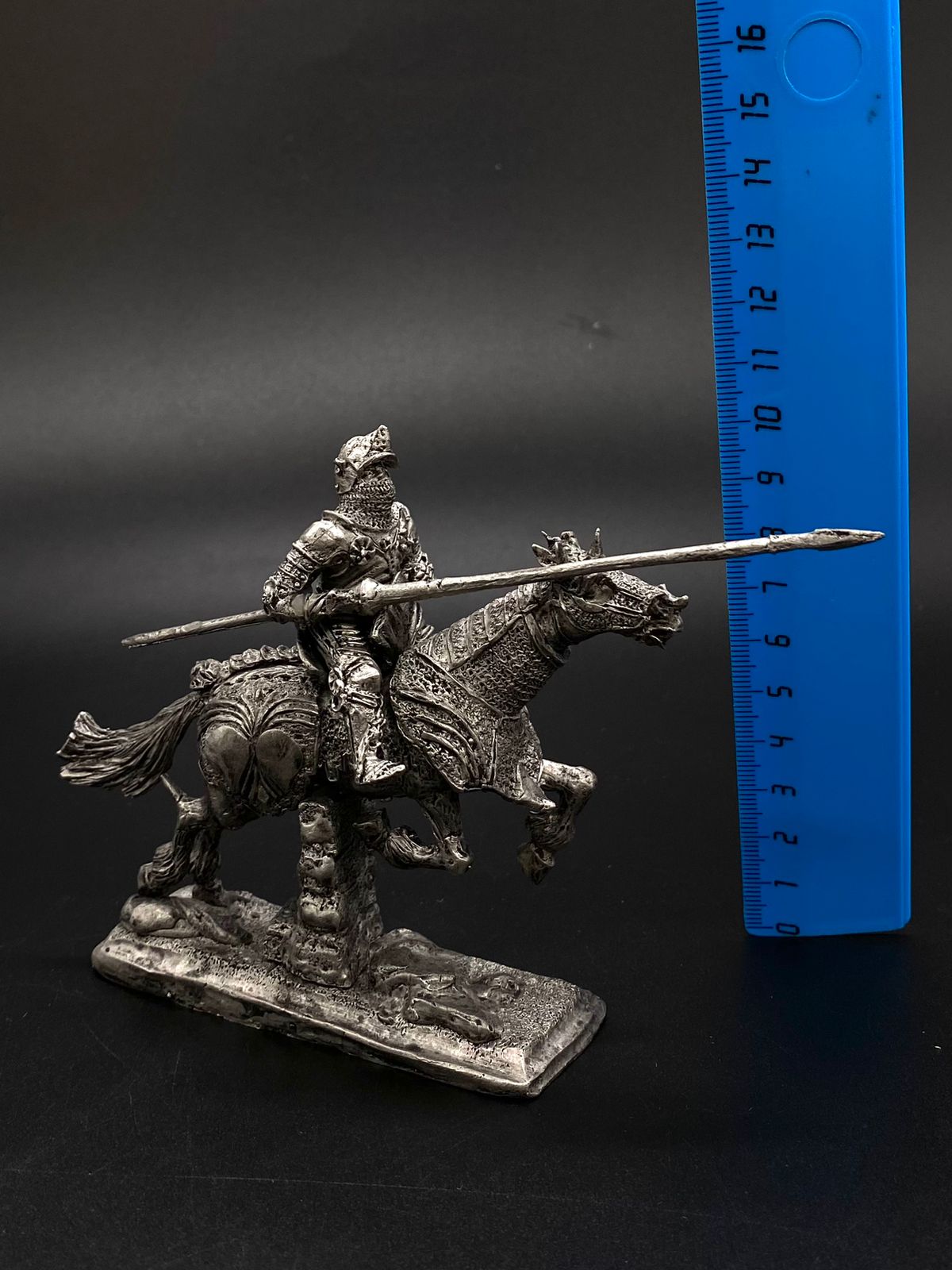 4093ТБ ВИМ, бургундский конный рыцарь с копьем перепрыгивает через ограду Три Богатыря