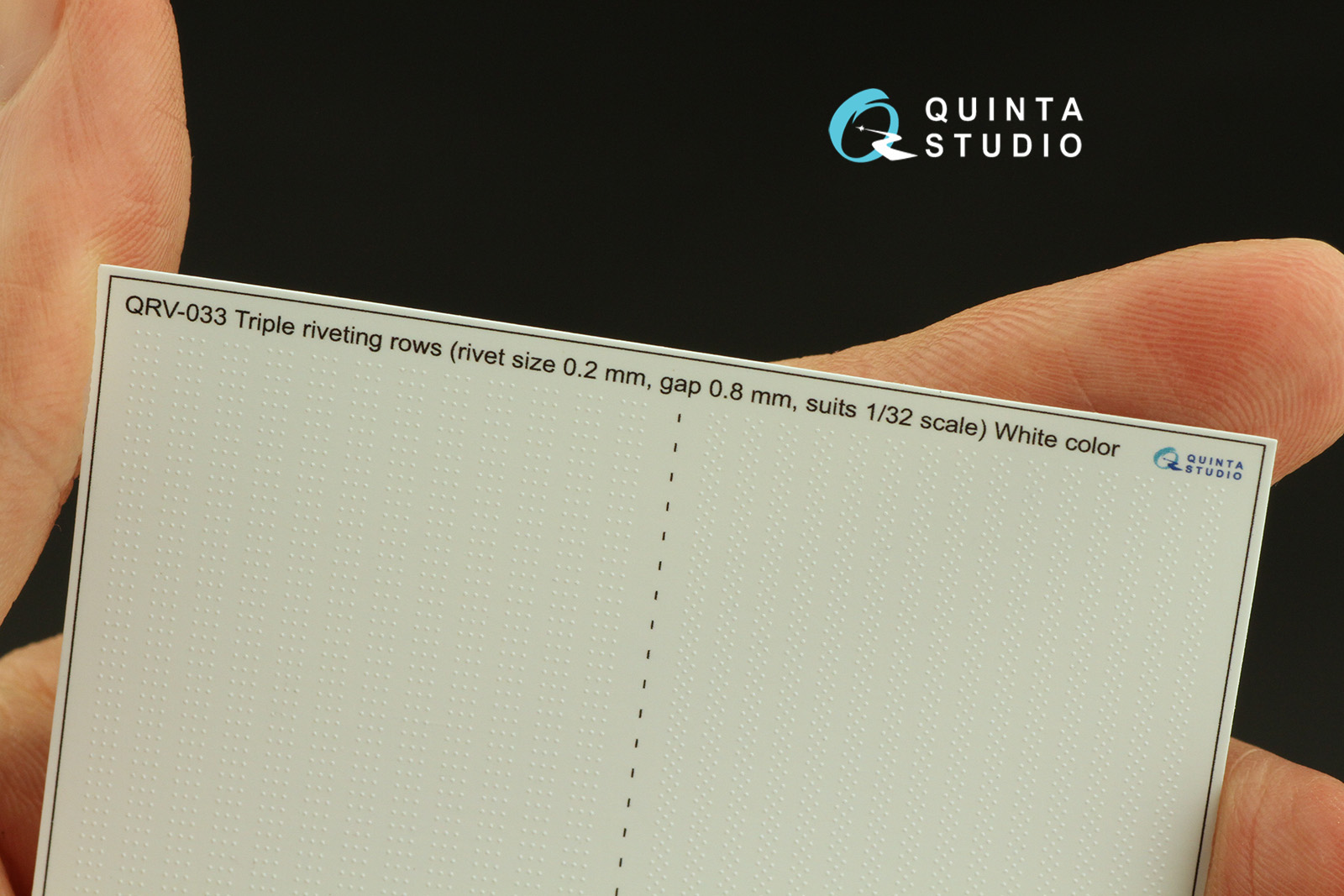 QRV-033 Тройные клепочные ряды (размер клепки 0.20 mm, интервал 0.8 mm, масштаб 1/32), белые,общая длина 3,7