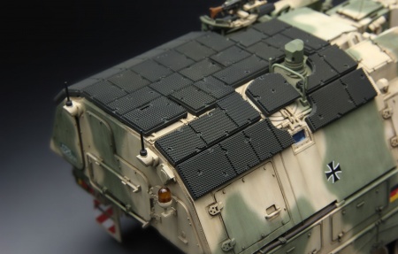 TS-019 GERMAN PANZERHAUBITZE 2000 SELF-PROPELLED HOWITZER w/ADD-ON ARMOR Meng