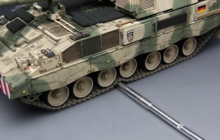TS-019 GERMAN PANZERHAUBITZE 2000 SELF-PROPELLED HOWITZER w/ADD-ON ARMOR Meng