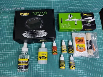 NEOSP1IW Стартовый комплект для аэрографии (компрессор IS-30 Neo, аэрограф Neo HP-CN, набор для чистки, 5 базовых акриловых красок, разбавитель, очиститель)